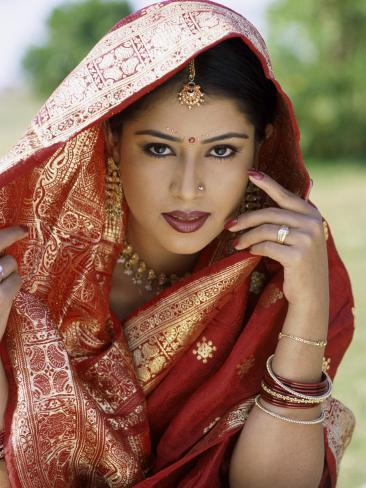 Photographic Print: Woman Dressed in Sari / Traditional Costume, Mumbai (Bombay), Maharastra, India by Steve Vidler: 24x18in