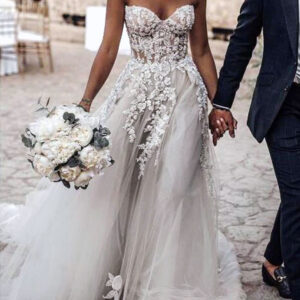 White Wedding Dress With Train Sleeveless Backless Lace Tulle Strapless Natural Waist Long A-Line Bridal Dresses