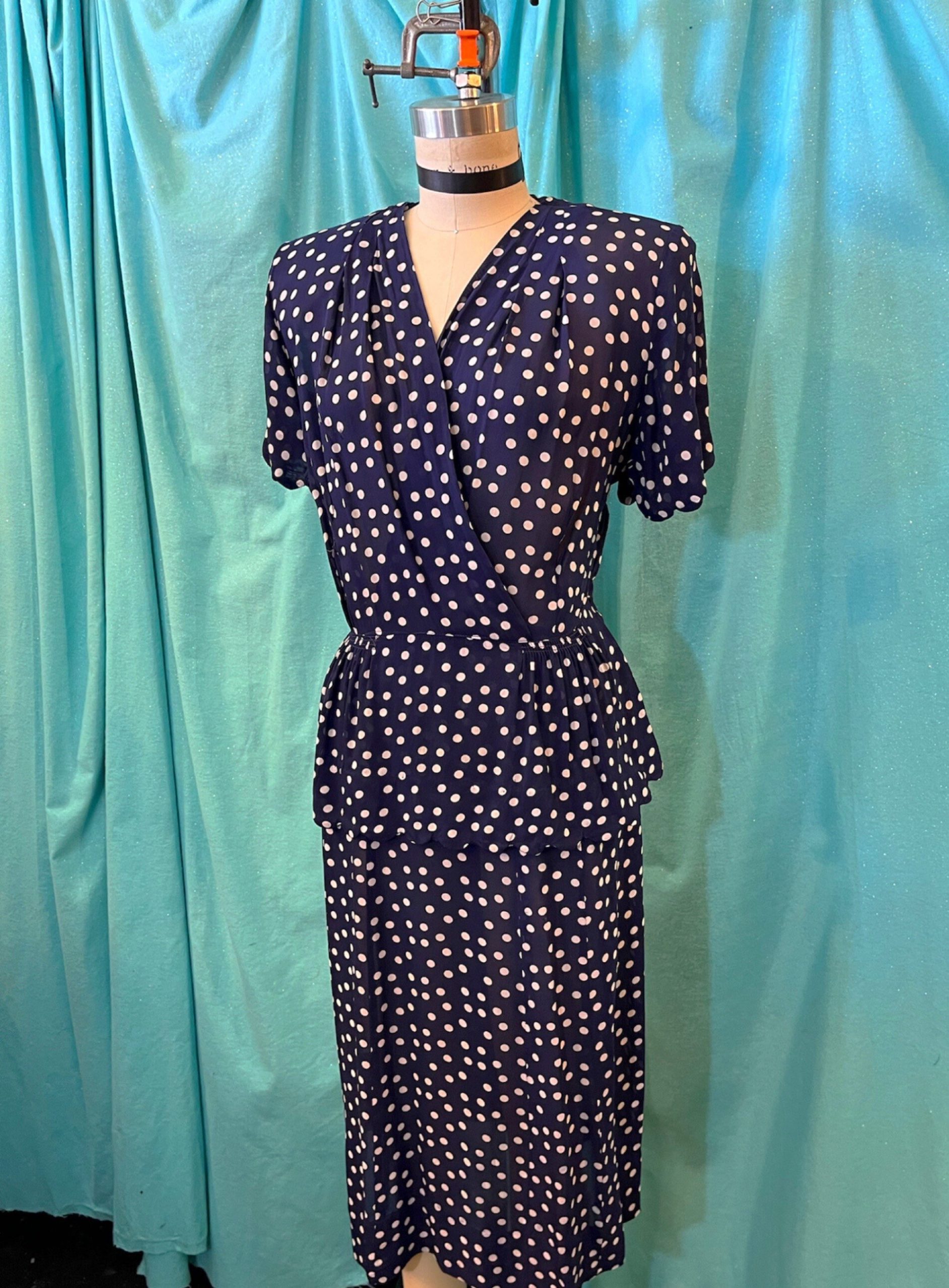 1940S W34 Navy Blue White Polka Dot Sheer Rayon Short Sleeve Pleated Shoulder Wrap Style V Neck Scalloped Peplum A-Line Skirt Day Dress