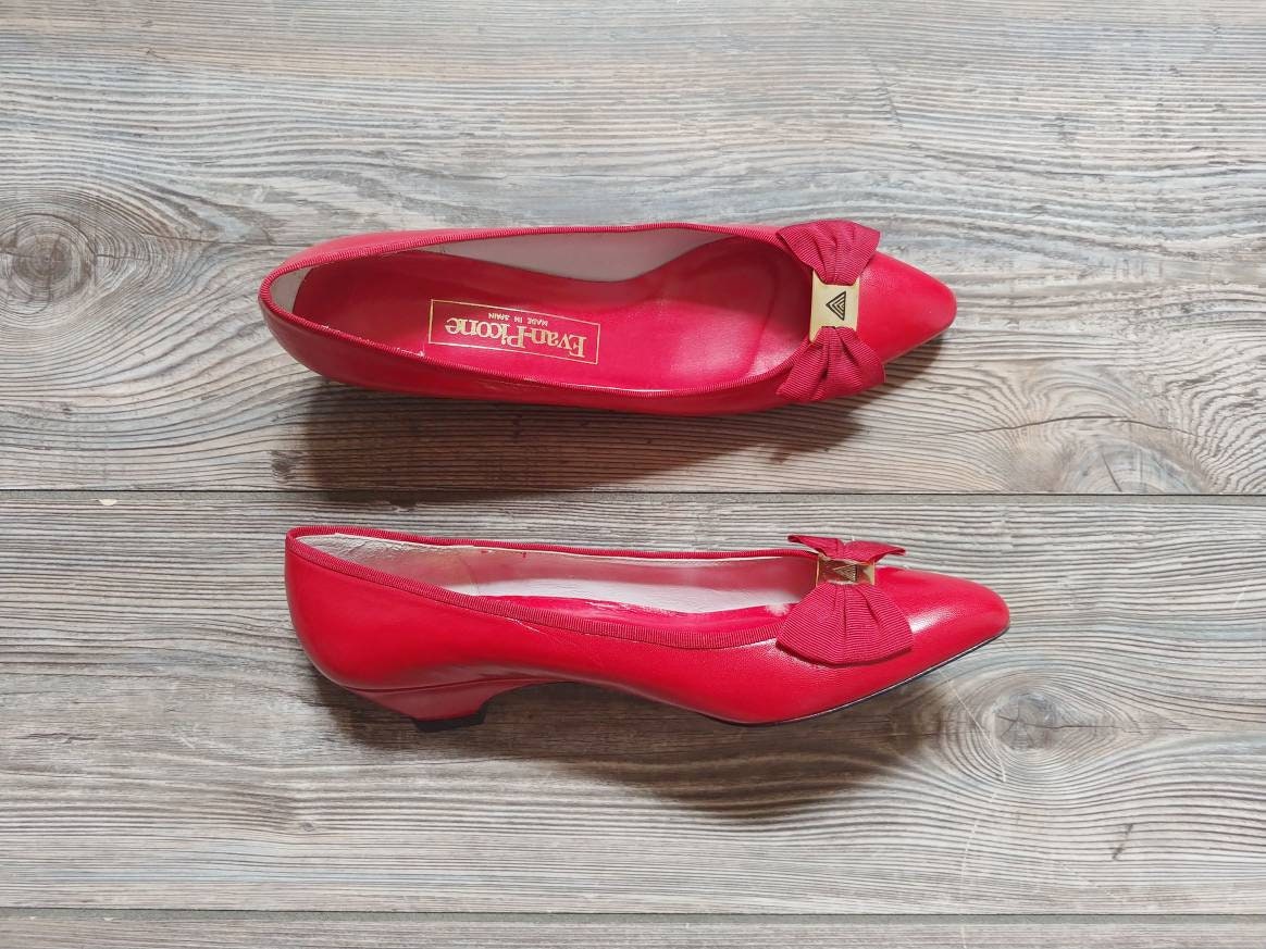 1980S Evan Picone Cherry Red Leather Kitten Heels With Bows | Vintage 80S Closed Toe Pumps Women's Shoes 9 Narrow