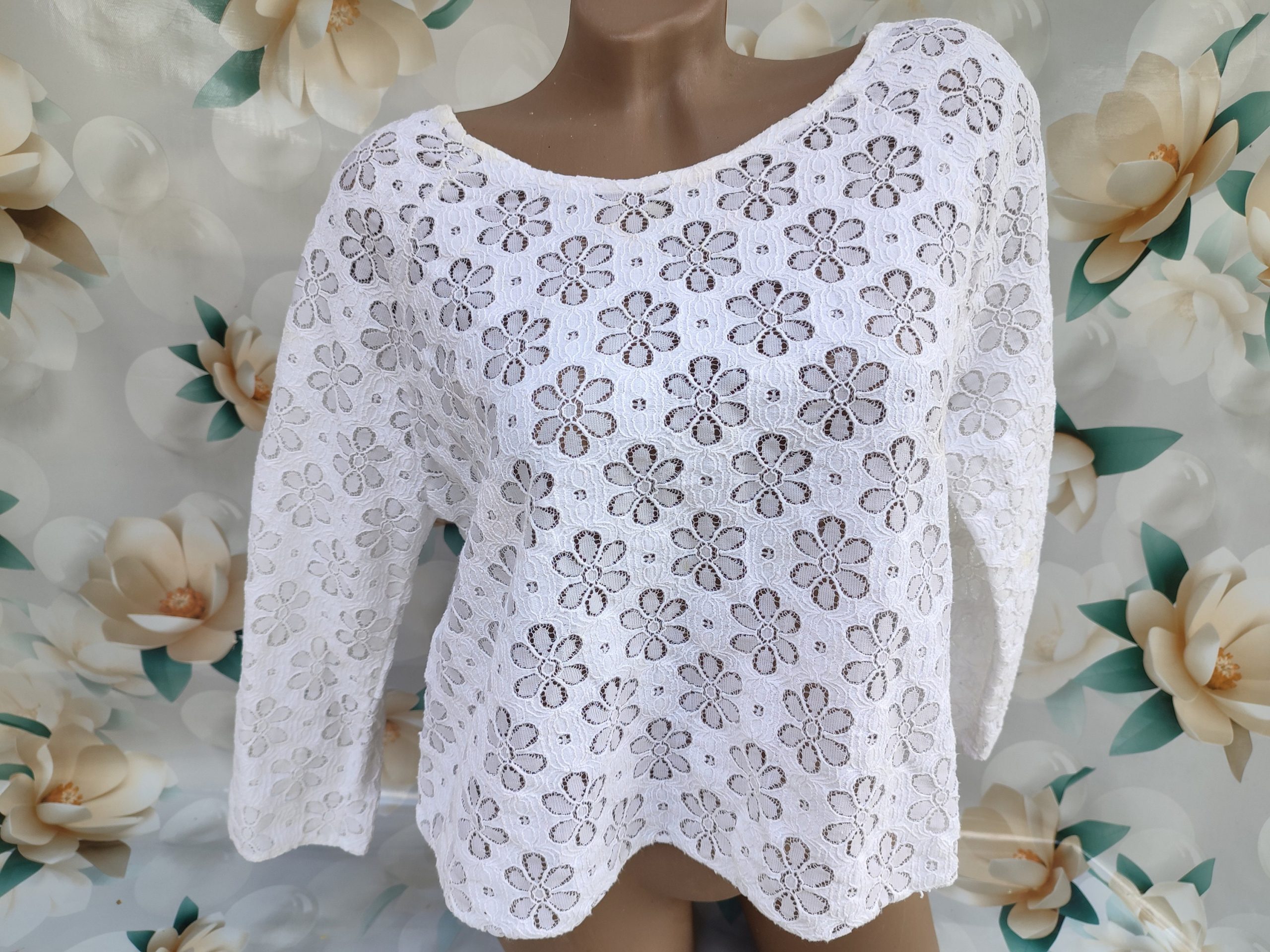 90S Vintage White Lace Women's Oversize Crop Top With Quarter Sleeves. Size M-L