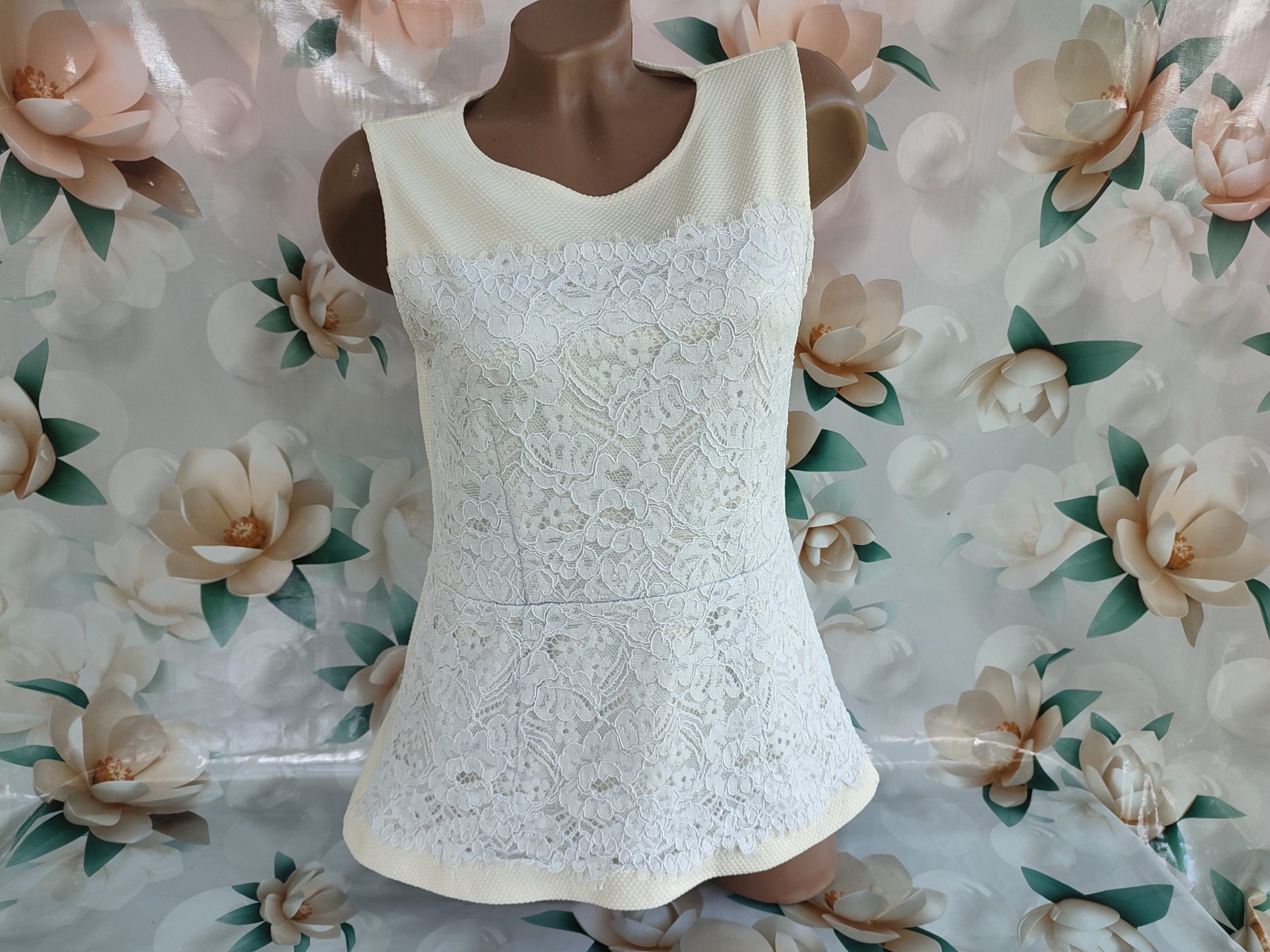 90S Vintage Women's White Blouse Top With Peplum. Sleeveless Lace Top. The Size M