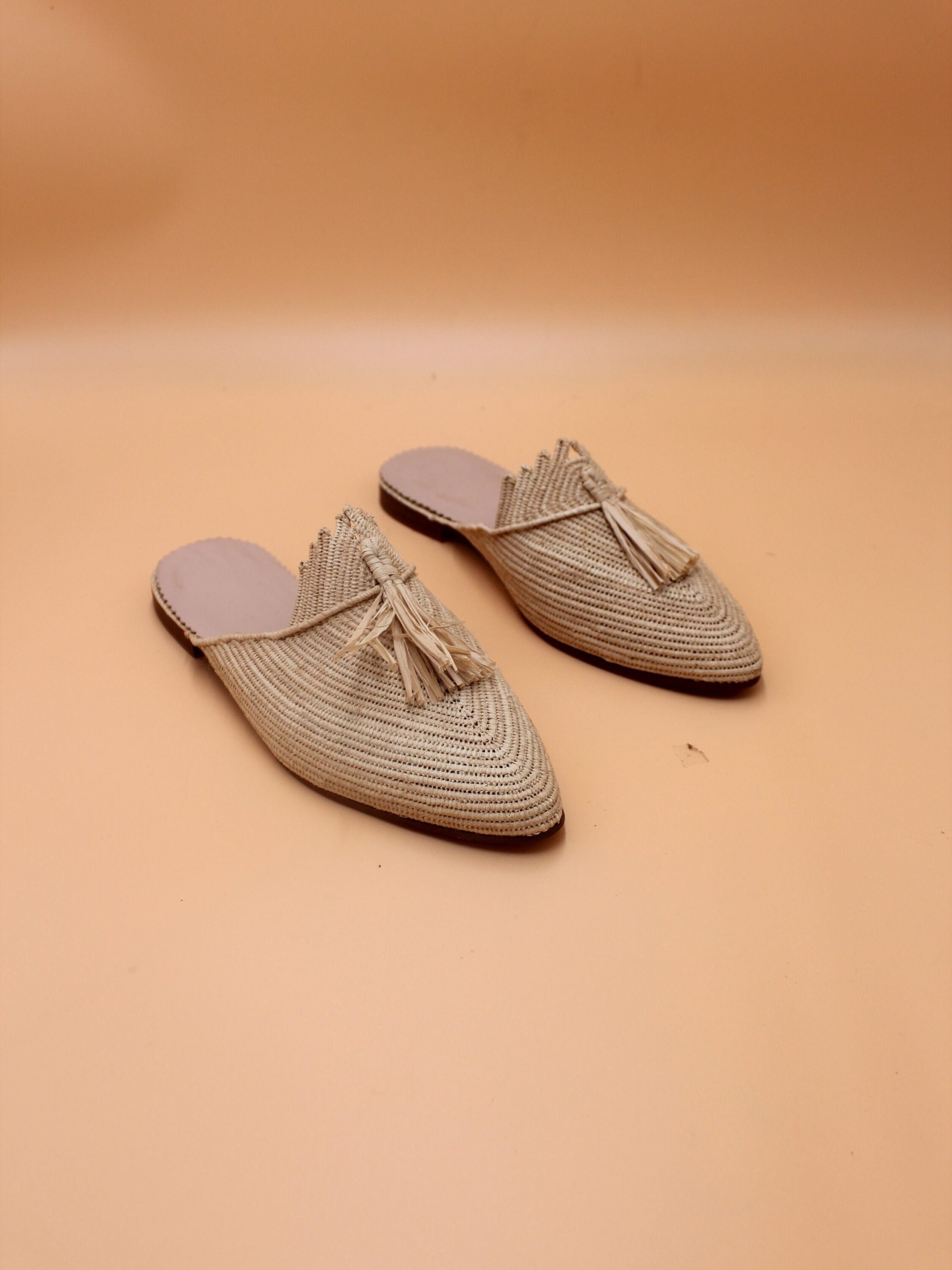 Beige Tassel Raffia Slippers - Handmade Woven Flat Mules, Eco-Friendly Handwoven Slip-Ons, Stylish Sandals, Unique Gift Idea