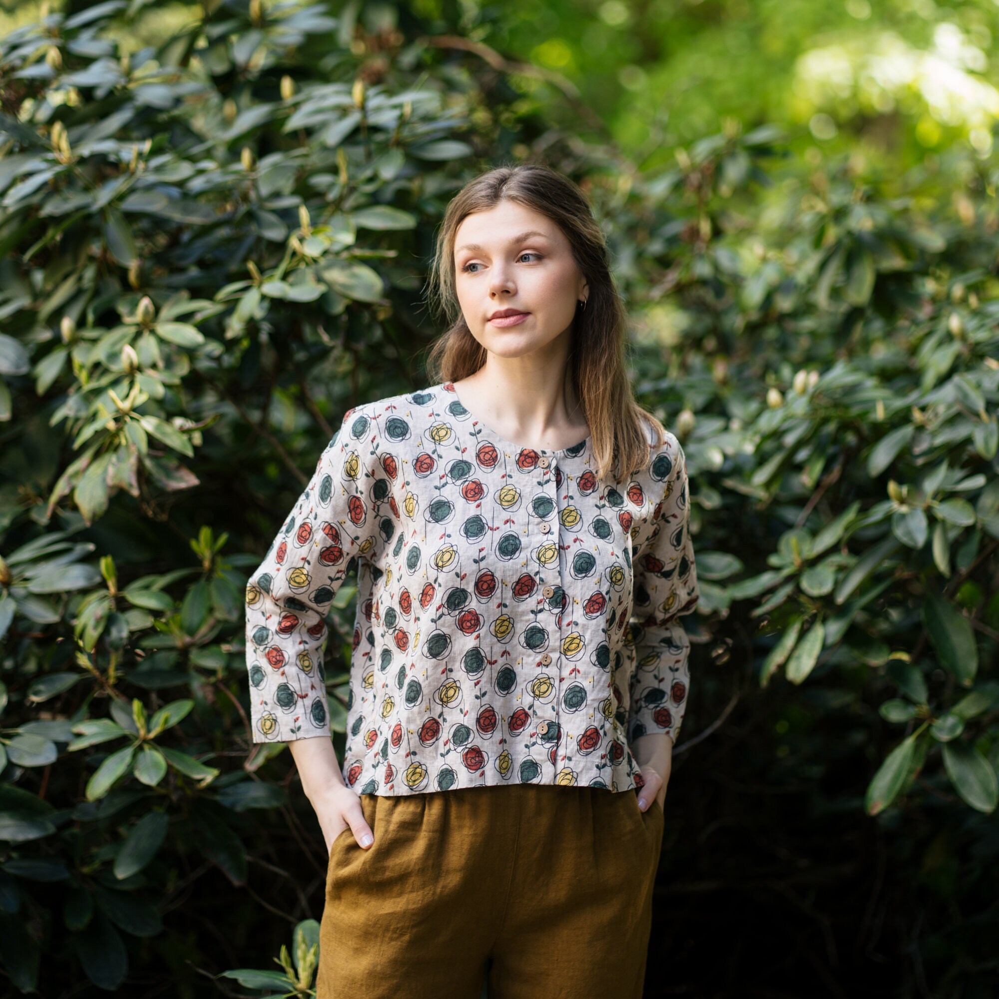 Collarless Cropped Red Green Yellow Floral Linen Jacket, Cropped Sleeves Boxy Blazer Impression in Colorful Bloom