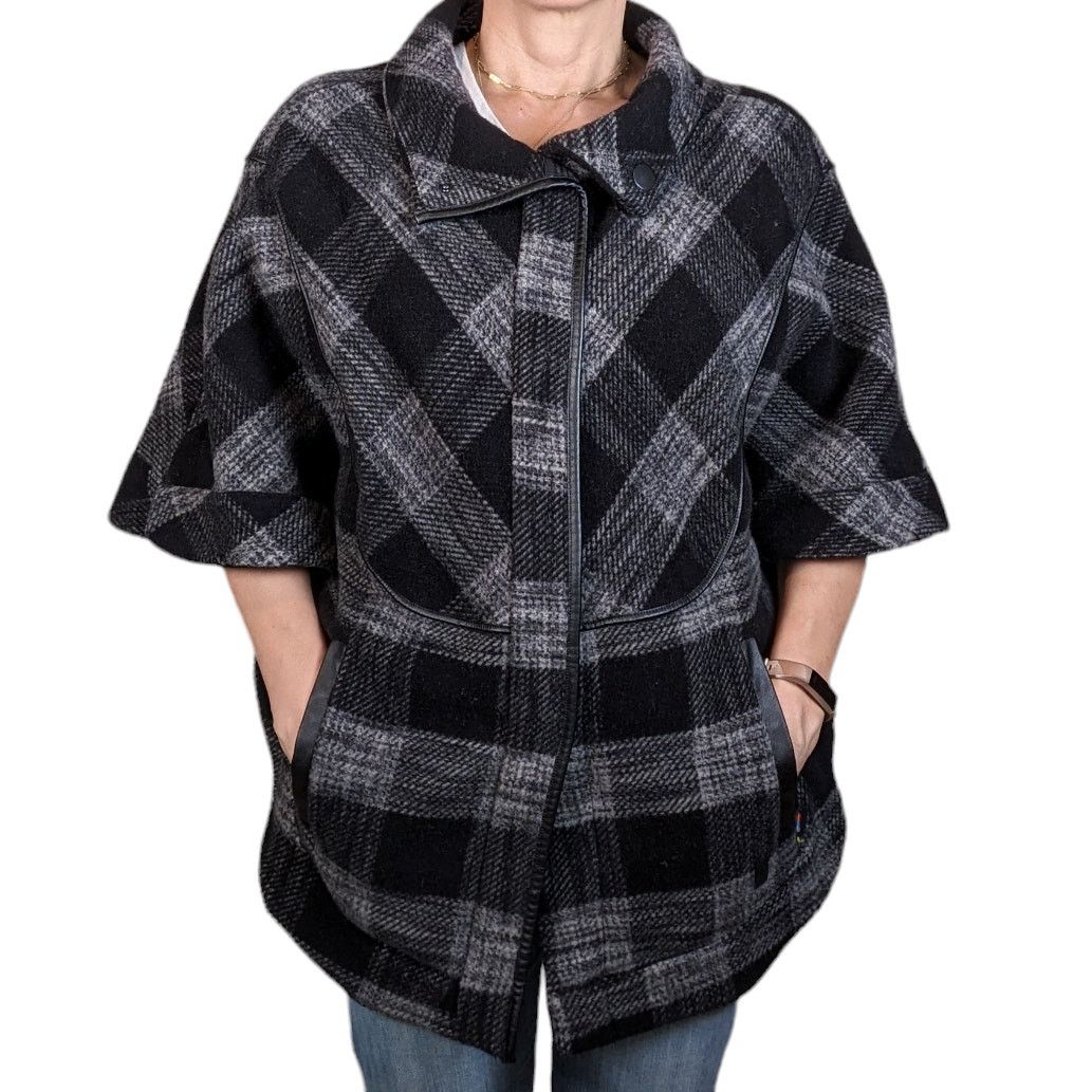 Smartwool Short Sleeve Plaid Cape Coat Black And Gray Xs in Grey, Women's