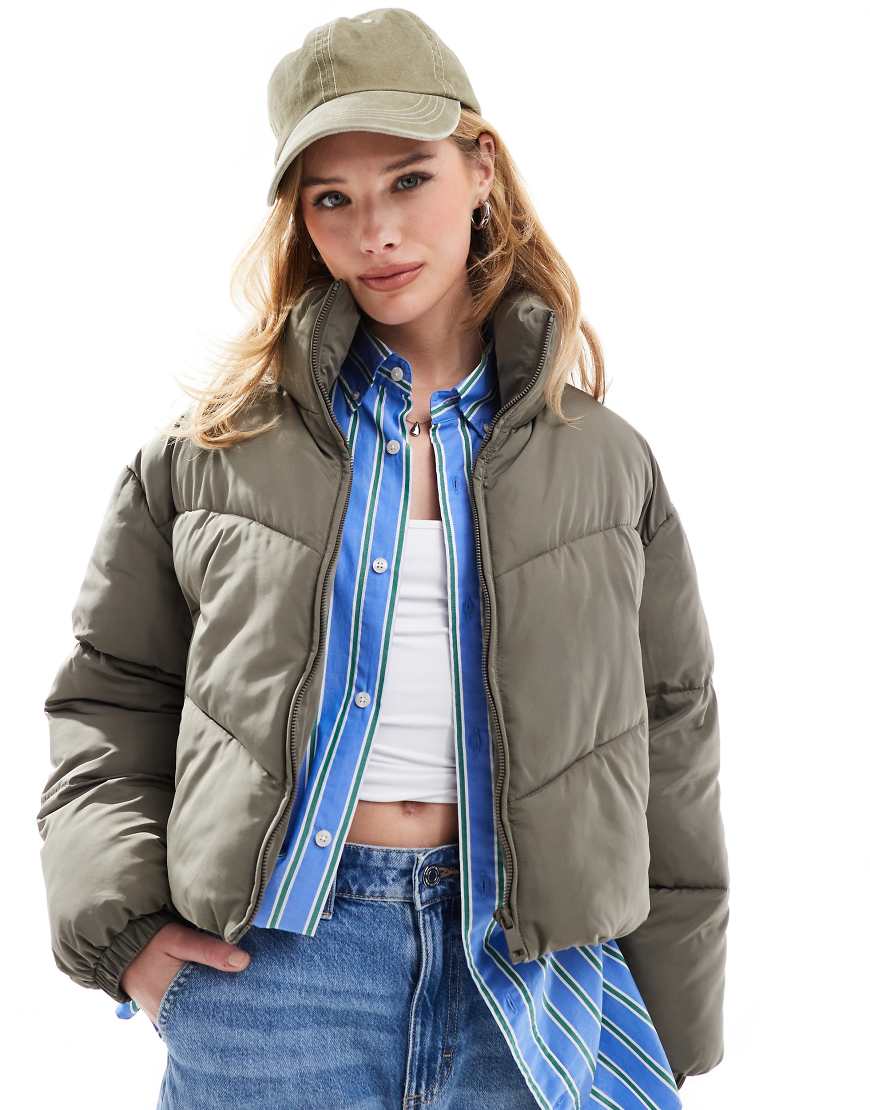 Stradivarius cropped puffer coat in khaki-Green