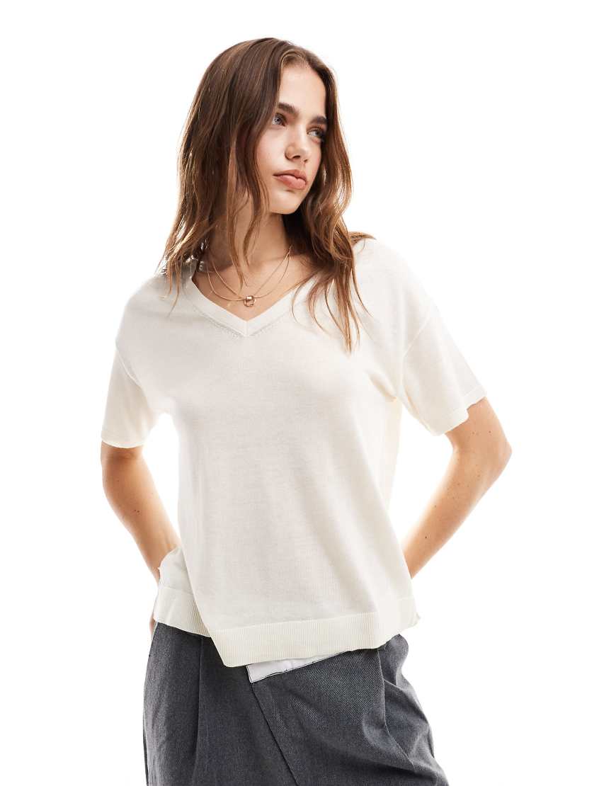 Vila lightweight knit v neck top in cream-Neutral