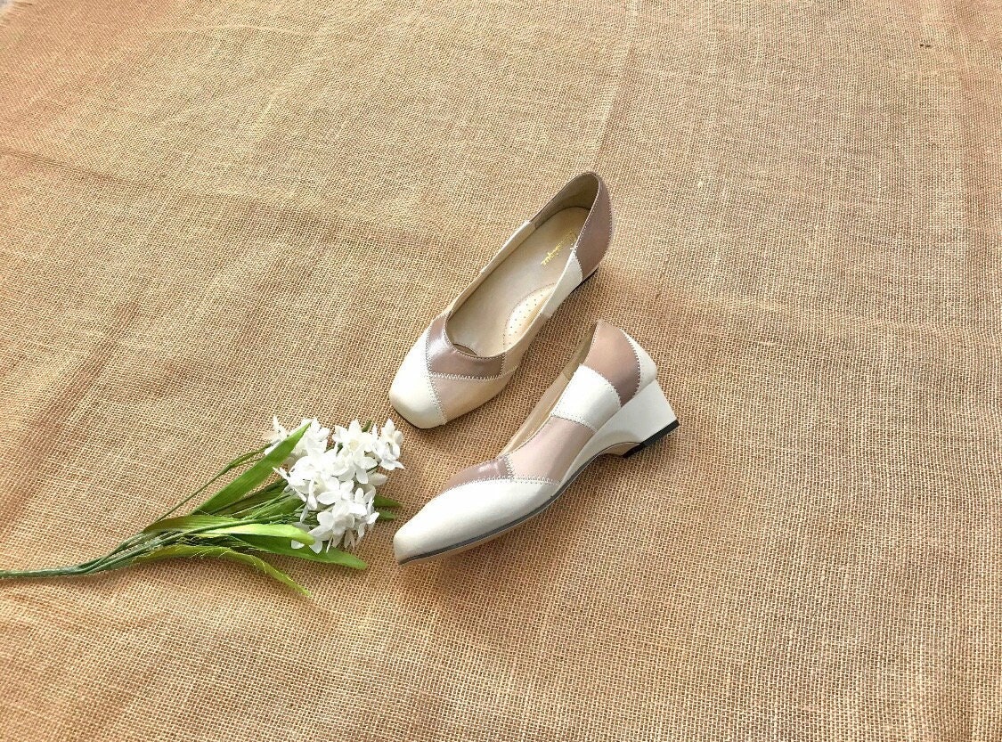 Vintage Patchwork Heels Size 8.5 W White Low Kitten Heel Square Toe Squared 9.5W Slip On Pumps Office 1940S 40S Mid Century Career Shoes
