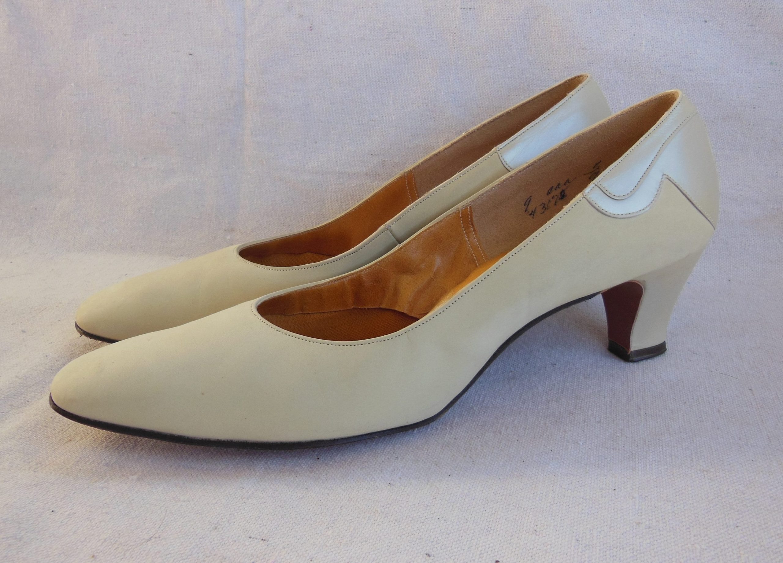 Vintage Shoes Pumps Kitten Heels Original Box Off White Ecru Leather Valley Chunky Heel 1960S Career Office Formal Evening