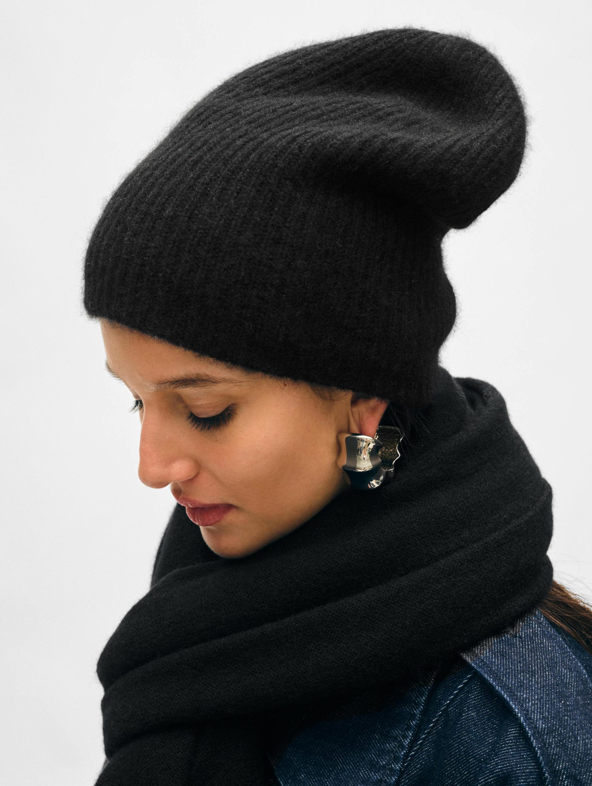 White + Warren Cashmere Plush Rib Beanie in Black