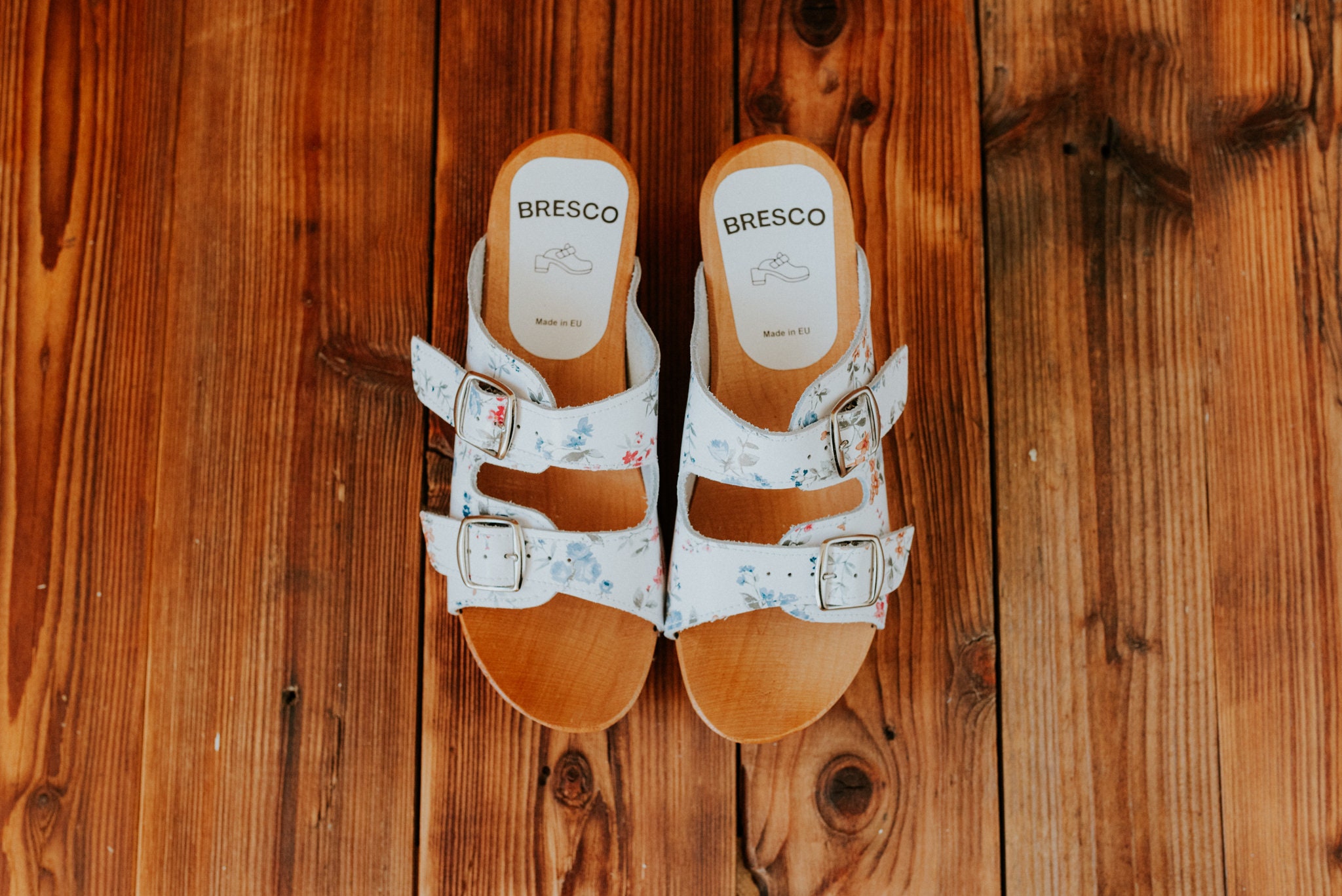 Wooden Clogs With Open Toe Made Of Natural Leather in Flowers White & Alder Wood Two Buckles Adjusting The Length Upper Bresco